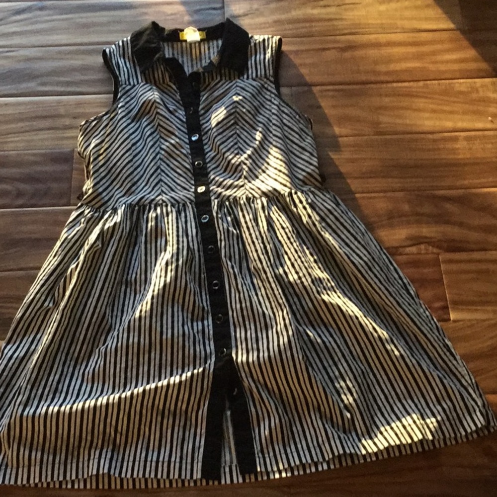 Mod Cloth yellow star black/white shirt dress